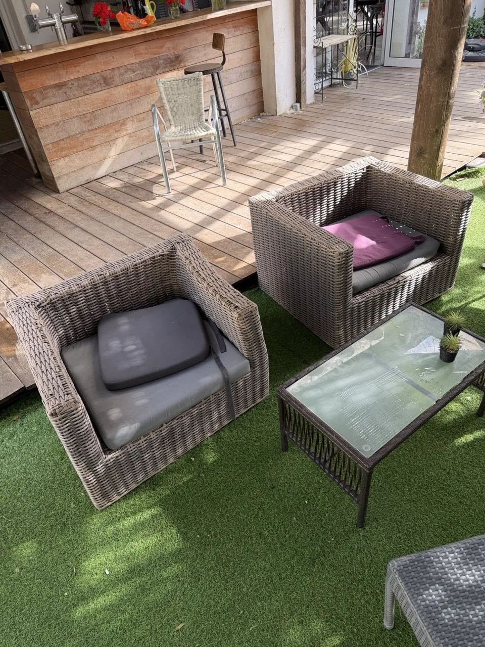 Salon de jardin en résine tressée – 2 fauteuils + banc 2 places