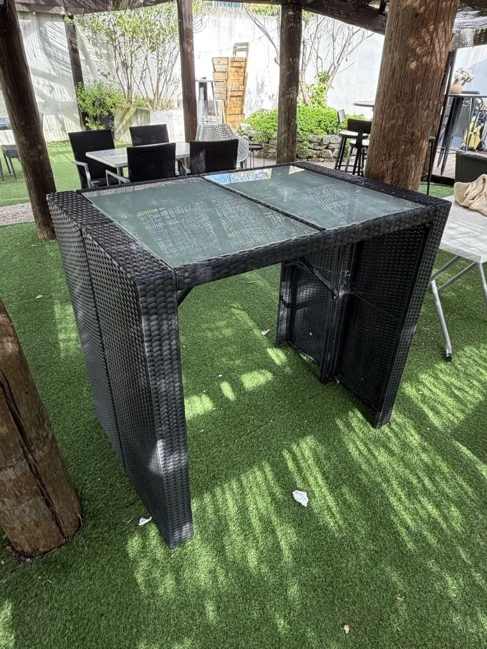 Table haute de jardin / mange-debout en résine tressée noire – plateau verre  Description