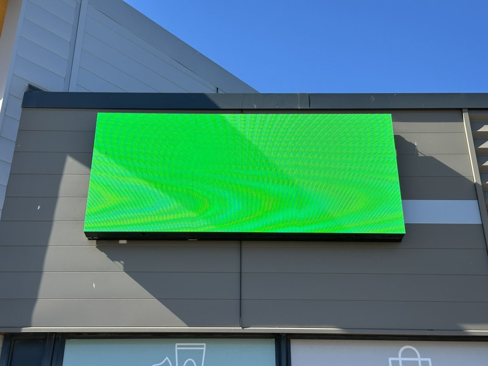 Enseigne / écran LED professionnel extérieur P5 grand format 288 × 128 cm + Player+ support inclus Fonctionnel