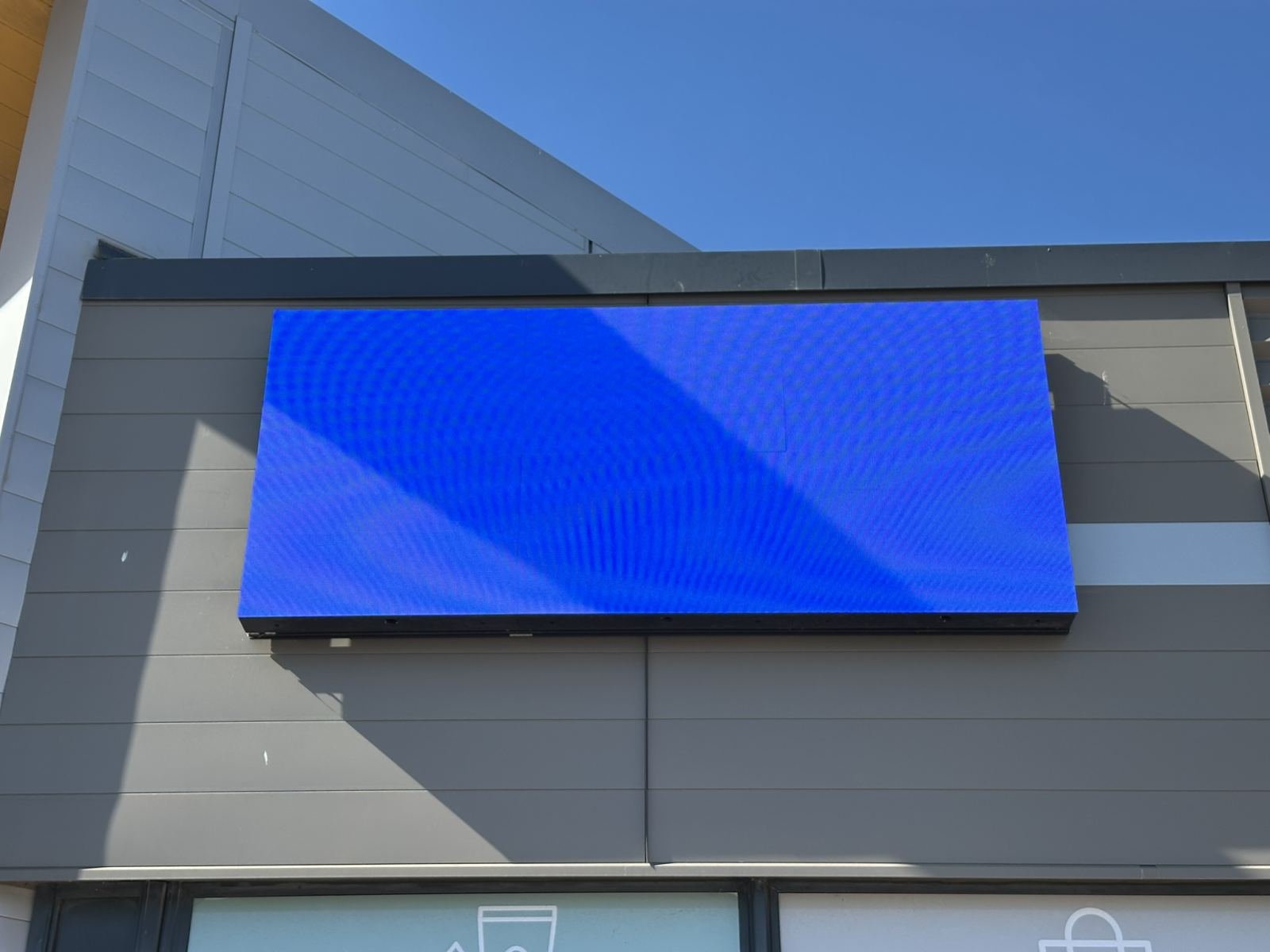 Enseigne / écran LED professionnel extérieur P5 grand format 288 × 128 cm + Player+ support inclus Fonctionnel