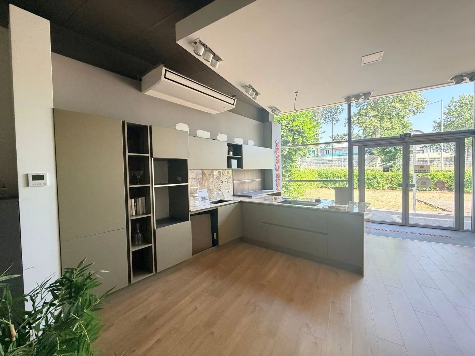 Cuisine d'exposition VENETA CUCINE Mas Tolosa avec plan et crédence en Dekton