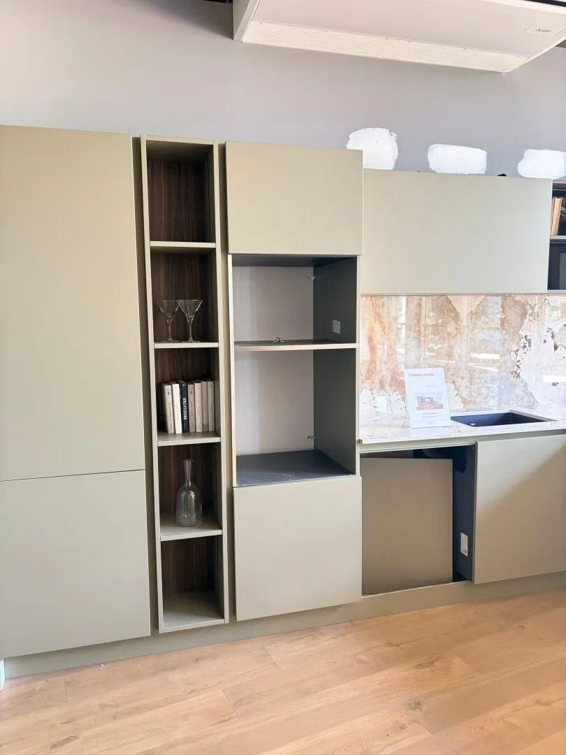 Cuisine d'exposition VENETA CUCINE Mas Tolosa avec plan et crédence en Dekton