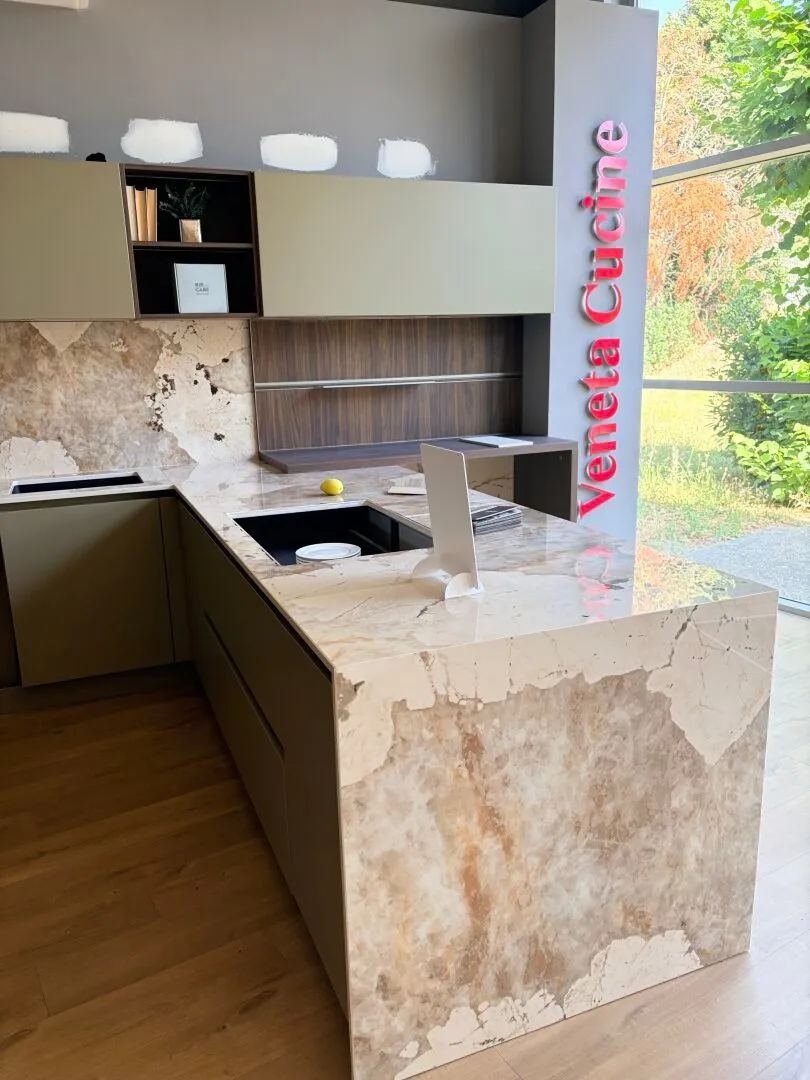Cuisine d'exposition VENETA CUCINE Mas Tolosa avec plan et crédence en Dekton