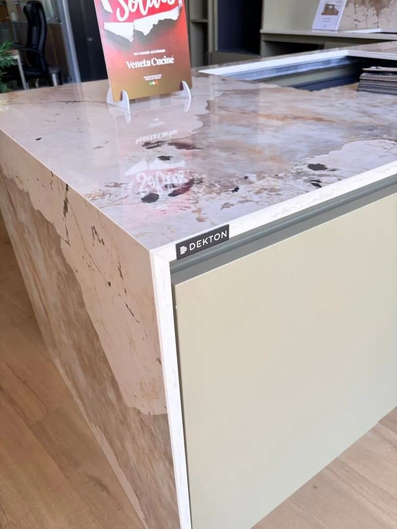 Cuisine d'exposition VENETA CUCINE Mas Tolosa avec plan et crédence en Dekton
