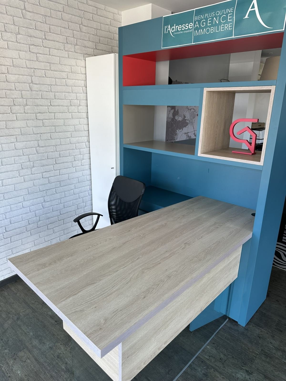 Banque d’accueil / bureau professionnel avec rangements – excellent état
