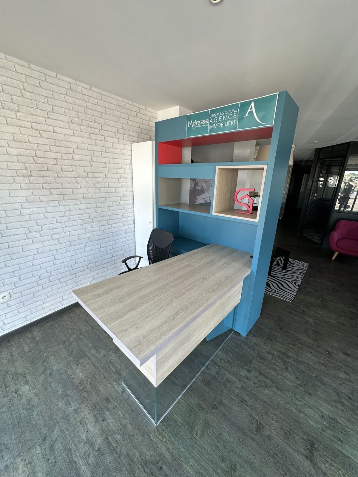 Banque d’accueil / bureau professionnel avec rangements – excellent état