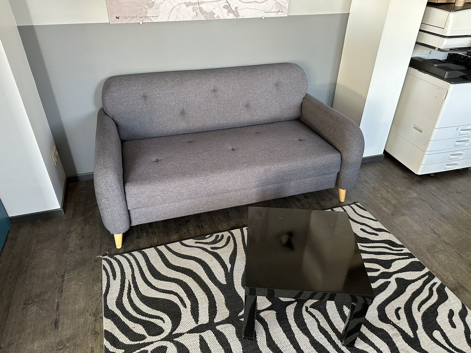 Canapé 2 places gris – excellent état – table basse offerte
