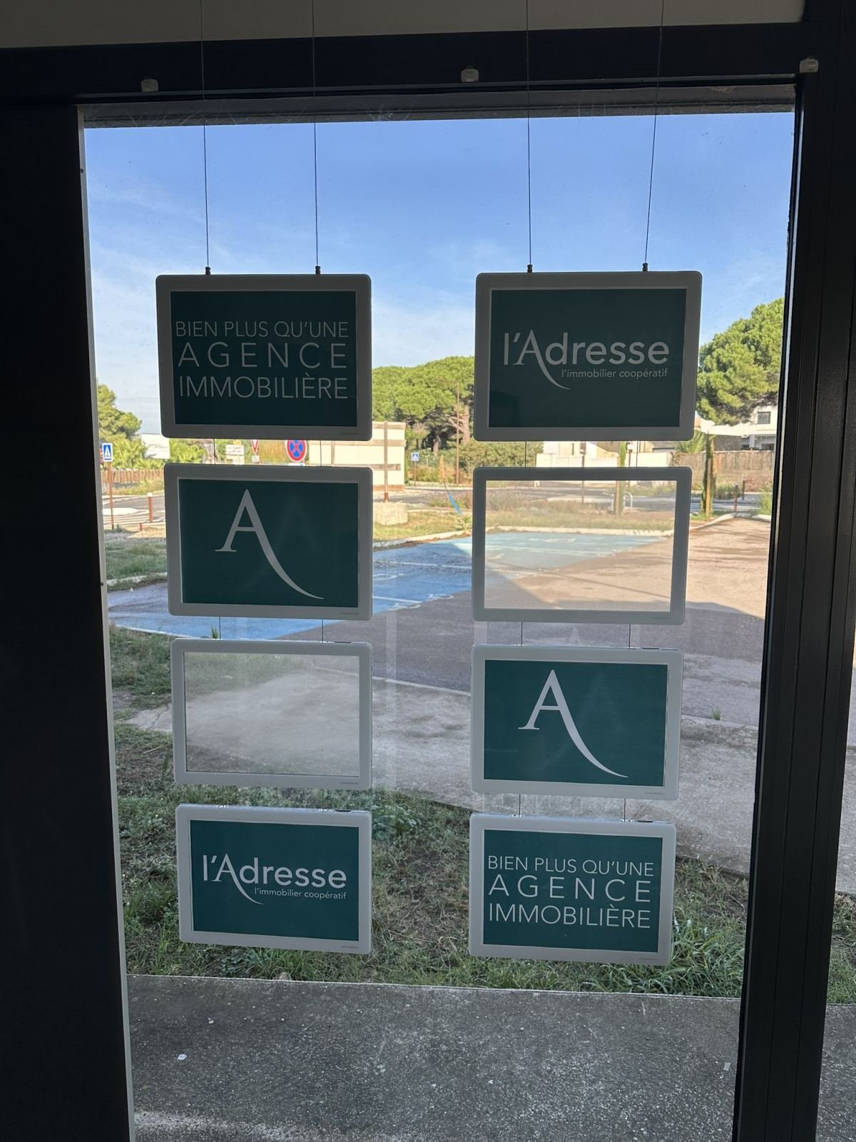 Lot de  présentoirs vitrine suspendus pour agence immobilière  LED