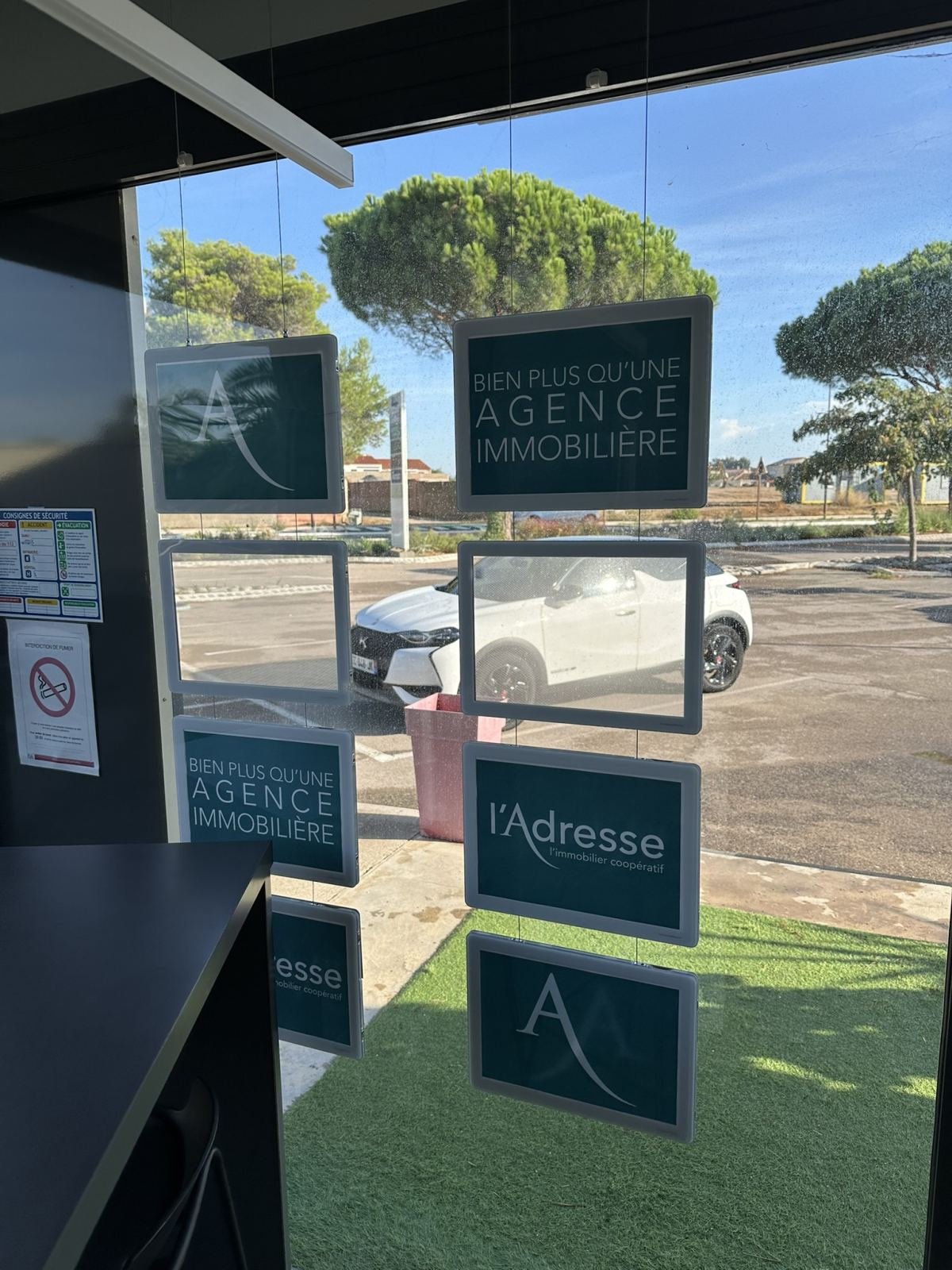 Lot de  présentoirs vitrine suspendus pour agence immobilière  LED