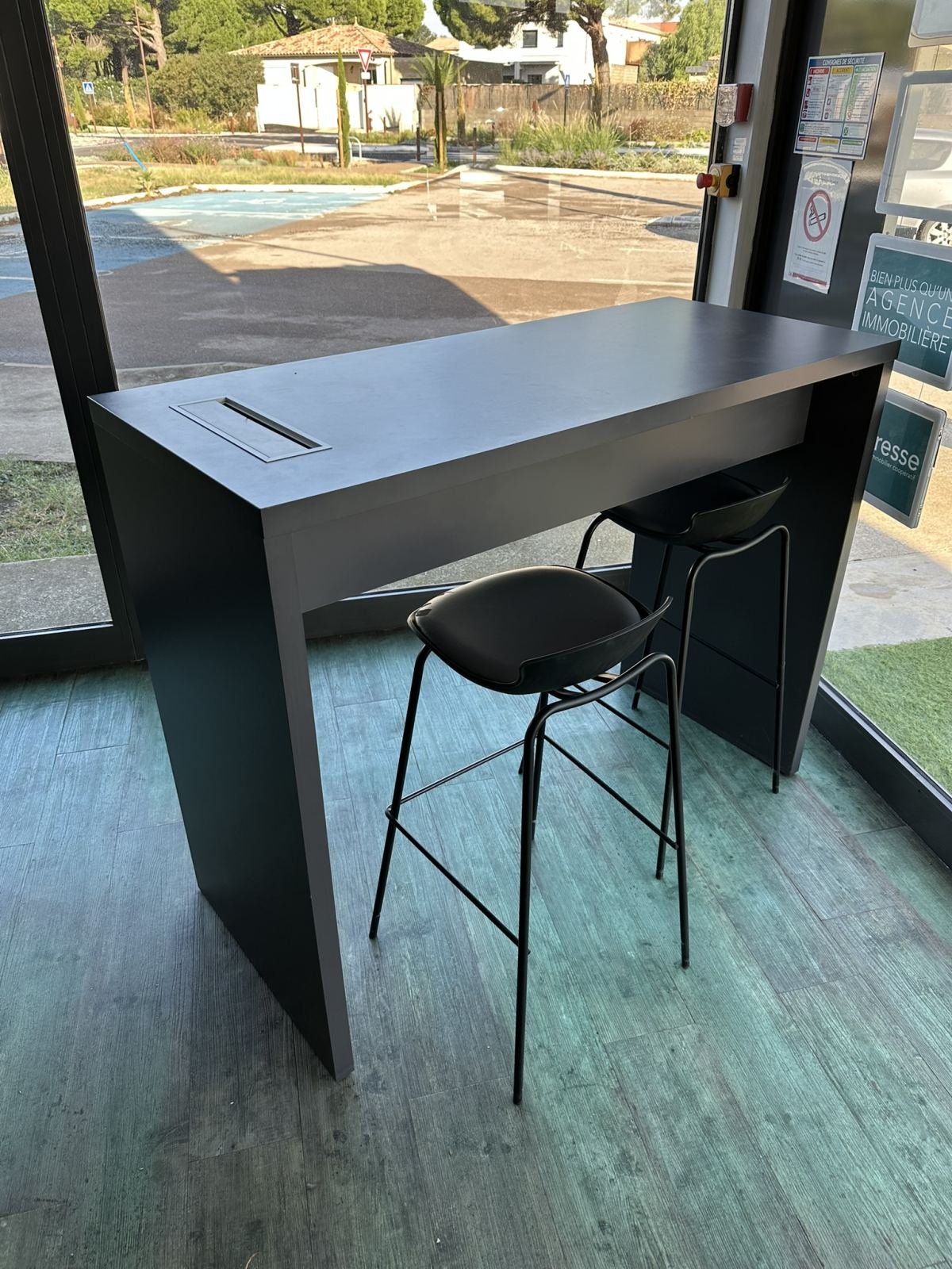 Table haute professionnelle / mange-debout avec passe-câbles – excellent état