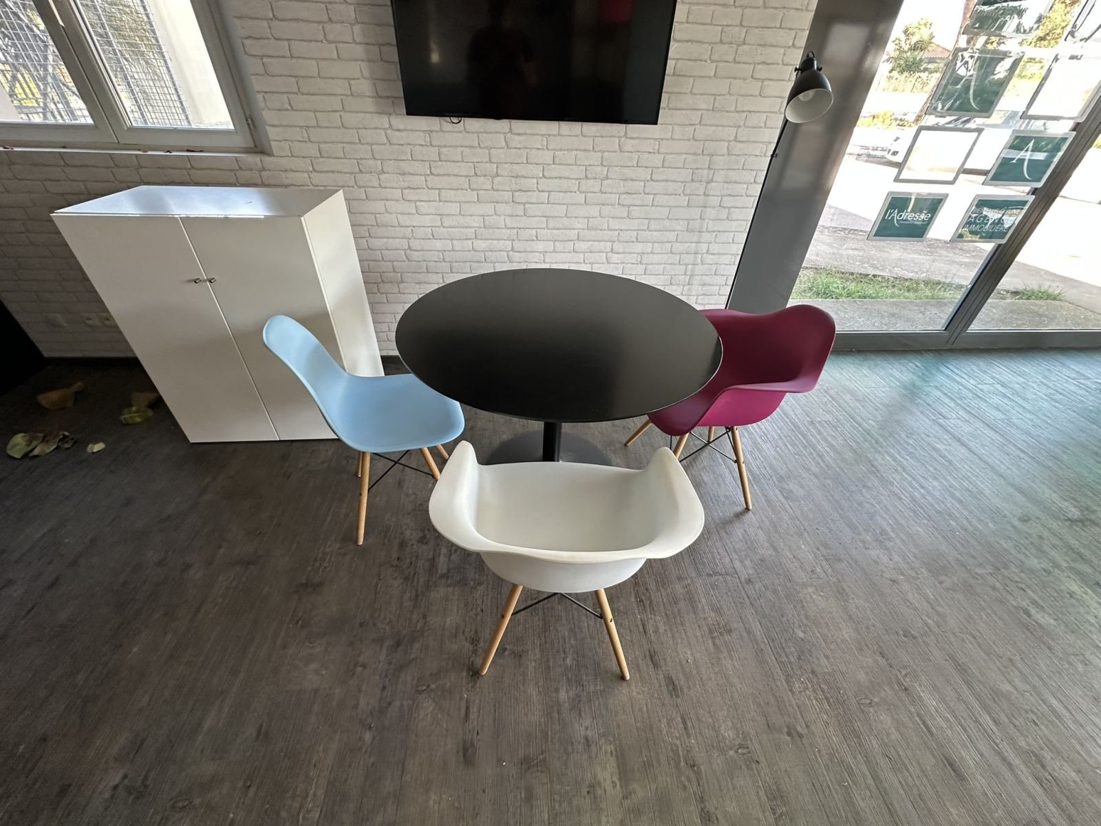 able ronde noire + 3 chaises design – vente ensemble ou séparément