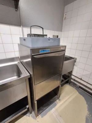Lave-vaisselle professionnel KROMO – Excellent état