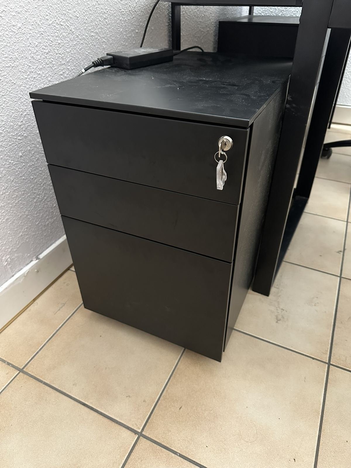 Caisson de bureau métallique noir – 3 tiroirs avec serrure et clé