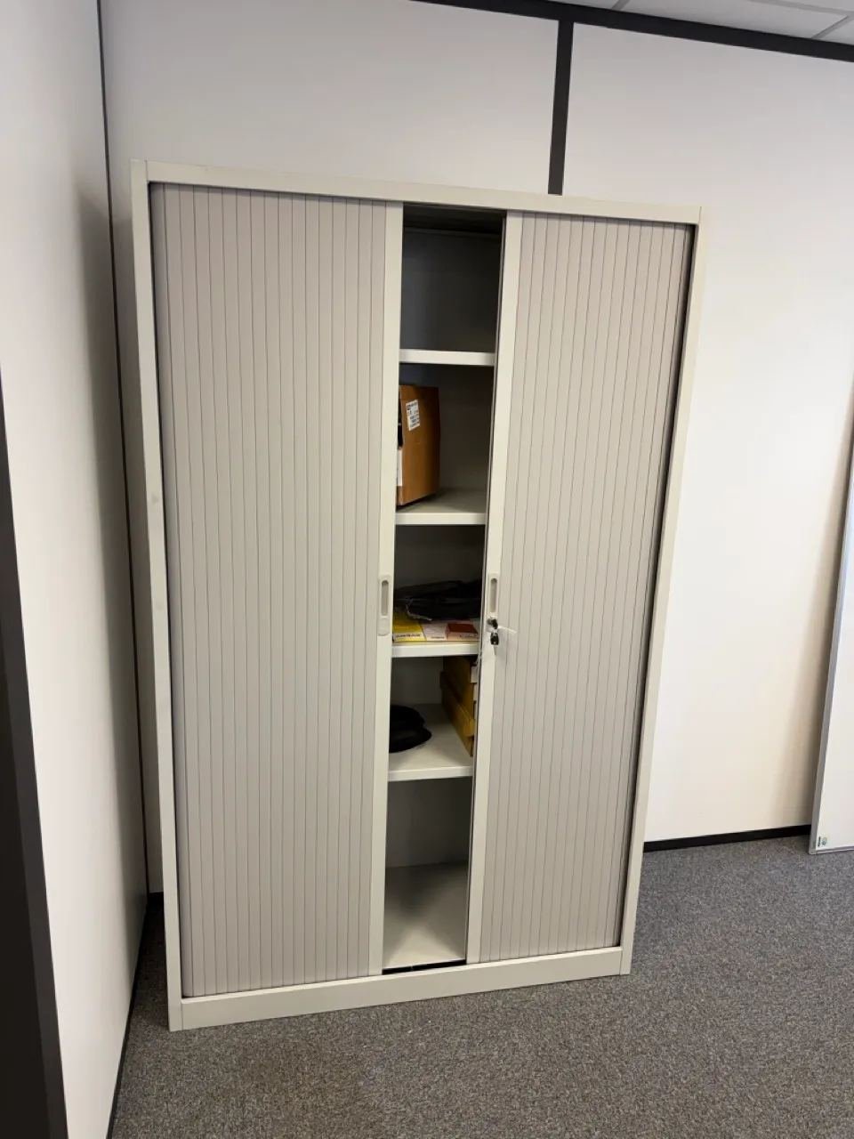 Armoire à rideaux