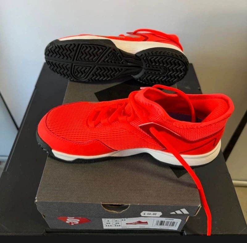Paire de chaussure Adidas neuve taille 35 ubersonic 4k