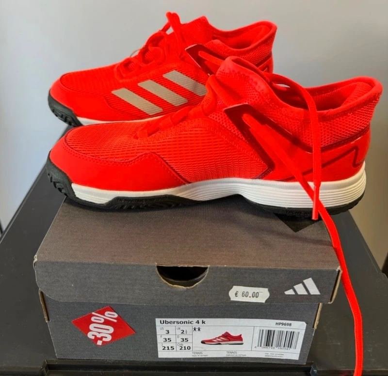 Paire de chaussure Adidas neuve taille 35 ubersonic 4k