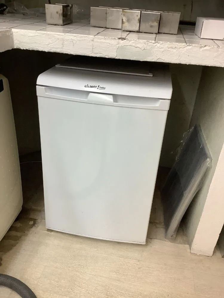 Un réfrigérateur de marque BEKO
